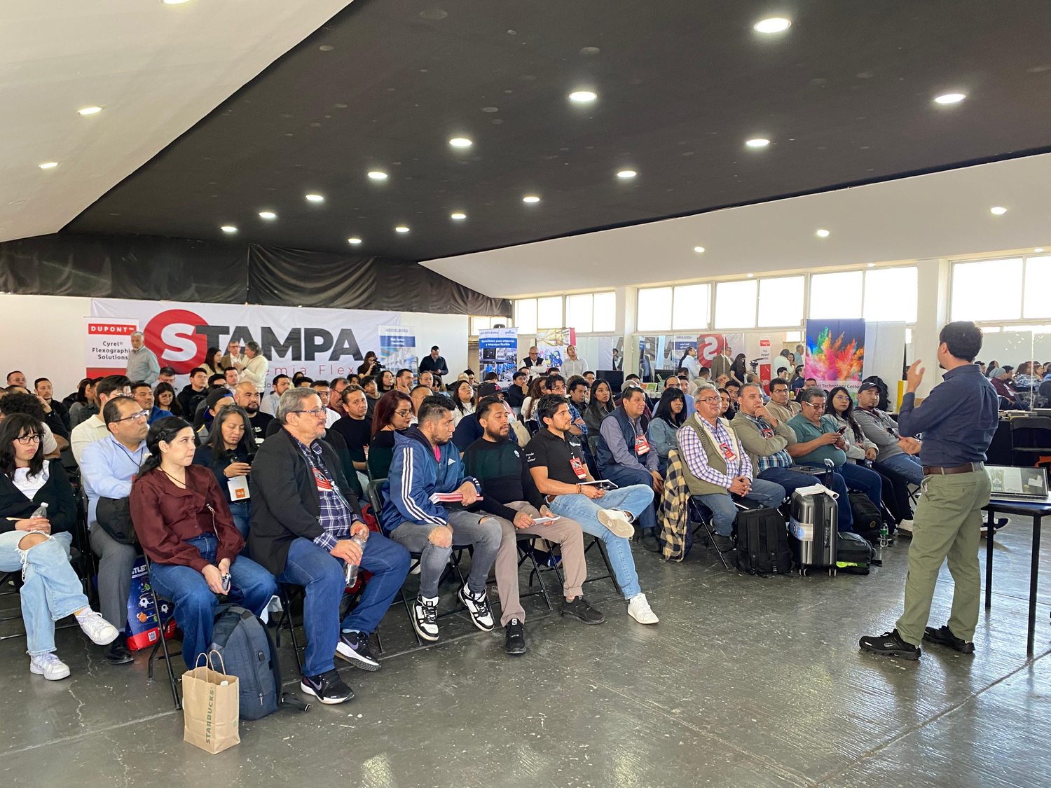 Sala repleta de profesionales del sector en un evento de Stampa Academia con el banner de la marca