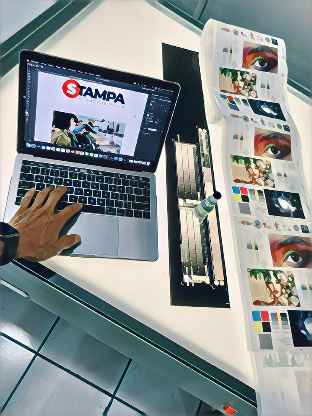 Flujo de preprensa: laptop con software de Stampa y rollo de etiquetas impresas con parches de control de color