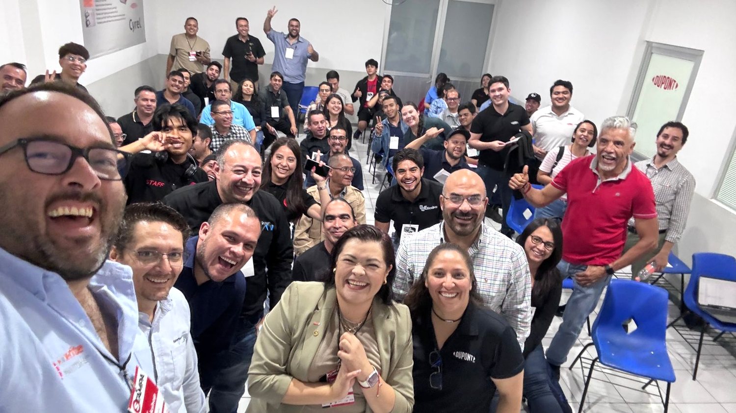 Instructores y participantes de Stampa Academia celebrando al cierre de una sesión de formación